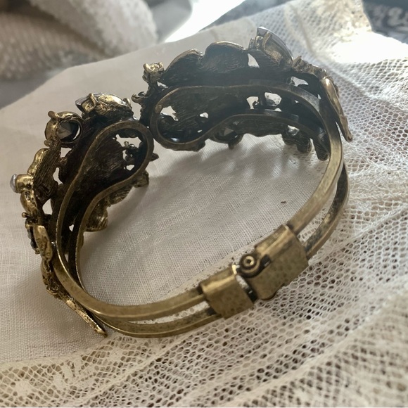 Elegant Antiqued Gold & Rhinestone Floral Clasp Bracelet Women’s Jewelry - Picture 8 of 11